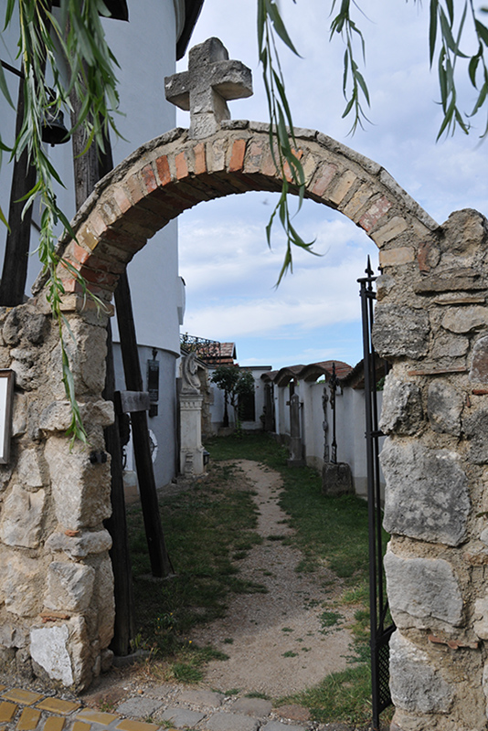 Mauerbogen zum Museumsfriedhof