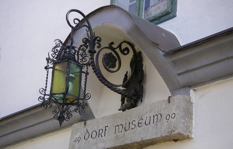 Laterne über dem Eingang zum Dorfmuseum Mönchhof