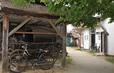 Tschardake und Fahrräder im Dorfmuseum Mönchhof